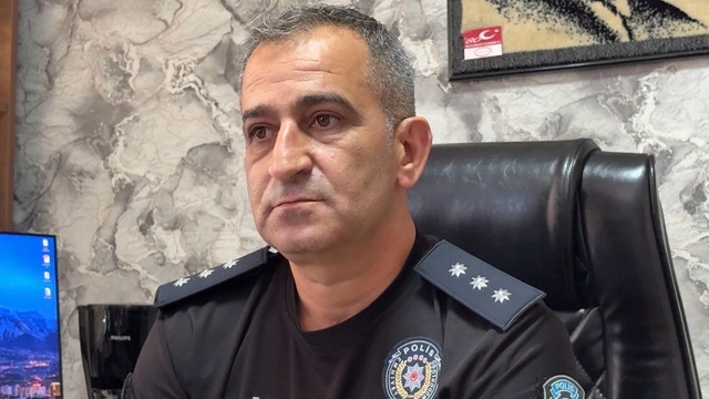 Kayseri'de başkomiserden duygu dolu emeklilik anonsu
23 yıllık görevinin ardından emekli olan başkomiser çalışma arkadaşlarıyla vedalaştı