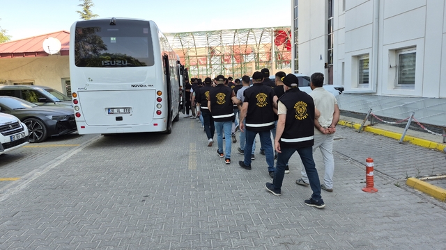 Eskişehir'de polisin de yaralandığı kavga ile ilgili 18 şüpheli adliyeye sevk edildi
Bir şüpheli emniyetten çıkarılırken, "Türk polisinin şehit etmek isteyenler diğerleri" dedi