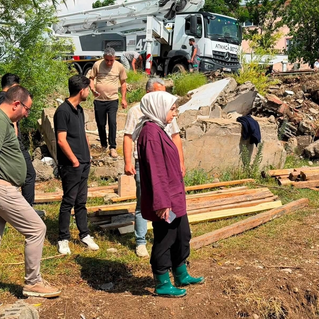 Kaymakam çizmeleriyle gündem oldu
"Makamdan değil, sahadan yöneten kaymakam...