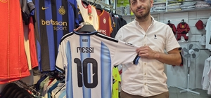 Milli maçların ardından forma satışlarında Messi hareketliliği
Forma satışl...