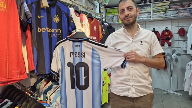 Milli maçların ardından forma satışlarında Messi hareketliliği
Forma satışlarında önce genç yıldızlar, ardından Messi talep gördü
Dünya Kupası'nda süreç ilerledikçe taraftarın forma tercihi de değişti