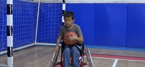 Osmaniye'de tecrübeli basketbolcular, geleceğin yıldızlarına yol gösteriyor