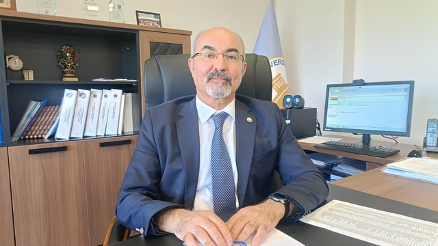 Sıcak havalarda gizli tehlike: Yetersiz su tüketimi hayati risk oluşturuyor
Prof. Dr. Üstündağ: "Su eksikliği böbrekten kalbe kadar pek çok hastalığı tetikliyor"
Uzmanından sıcak havalarda su tüketimine dikkat uyarısı