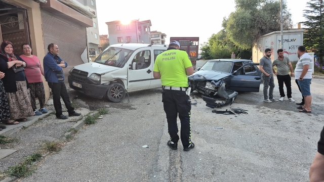 Eskişehir'de 2 araç kafa kafaya çarpıştı, faciadan dönüldü
Otomobille çarpışan hafif ticari araç bir evin garajına vurdu
Çocuk parkının hemen yanında gerçekleşen kaza korkuttu