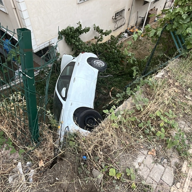 Otomobil apartmanın bahçesine uçtu; 1 yaralı