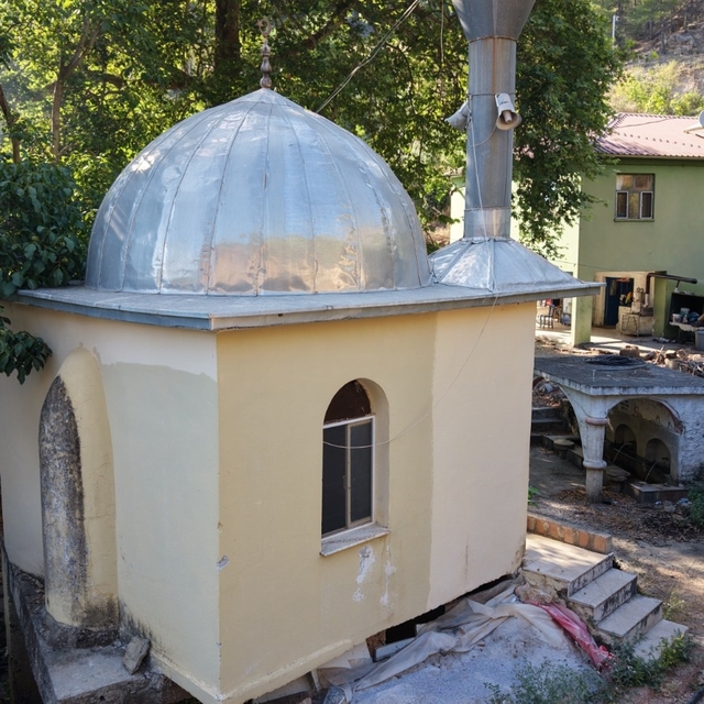 Anamur'daki 9 metrekarelik cami dronla görüntülendi