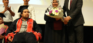 Annesinin tekerlekli sandalyeyle okula getirip götürdüğü Abdulsamet, üniver...