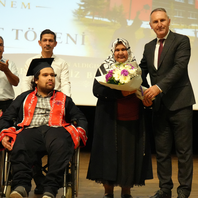 Annesinin tekerlekli sandalyeyle okula getirip götürdüğü Abdulsamet, üniver...