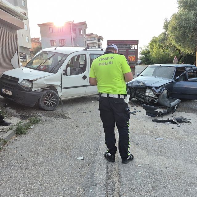 Eskişehir'de 2 araç kafa kafaya çarpıştı, faciadan dönüldü
Otomobille çarpı...