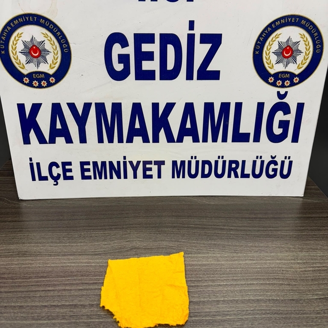 Durdurulan araçta 272 içimlik kağıda emdirilmiş uyuşturucu madde ele geçiri...