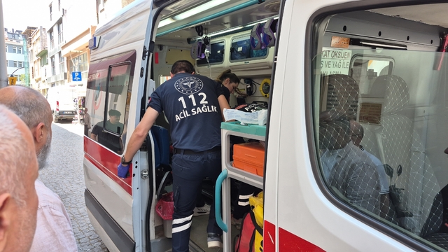 Eskişehir'de hamamda kalbi duran adam hastaneye kaldırıldı
Şahsa ambulansta 20 dakika boyunca kalp masajı yapıldı