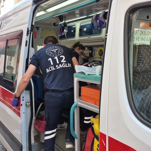 Eskişehir'de hamamda kalbi duran adam hastaneye kaldırıldı
Şahsa ambulansta...