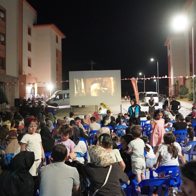 Kahta Belediyesi'nden çocuklara unutulmaz sinema gecesi
