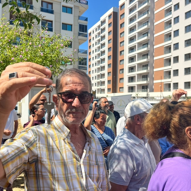 İzmir'de kentsel dönüşüm mağdurlarından 'anahtarlı' eylem