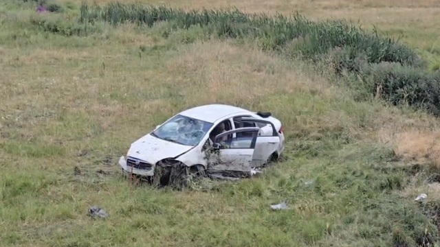 Bingöl'de kontrolden çıkan otomobil araziye uçtu: 3 yaralı
