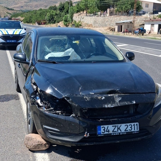 Malatya'da otomobil ile tır çarpıştı: 2 yaralı