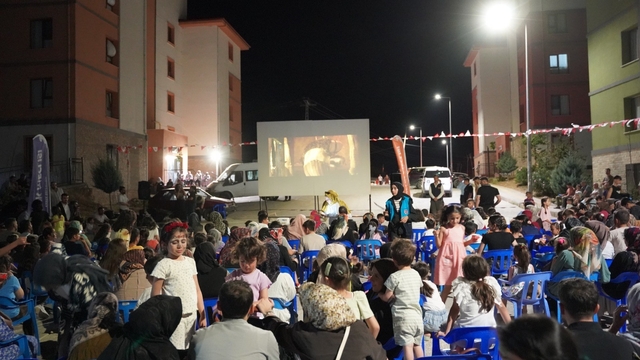 Kahta Belediyesi'nden çocuklara unutulmaz sinema gecesi