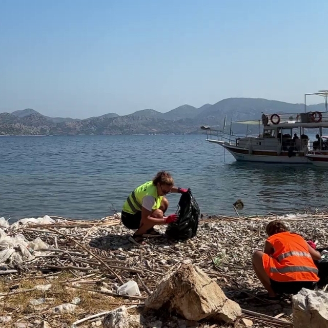 Marmaris kıyılarına vuran mikroplastikler çevrecileri harekete geçirdi