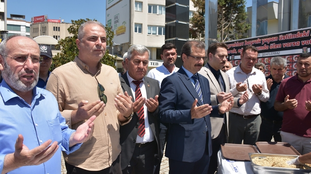 Salihli'de şehit aileleri aşure geleneğini sürdürdü
Salihli'de şehit ailelerinden anlamlı aşure hayrı