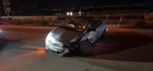 Eskişehir'de alkollü sürücünün kullandığı otomobil orta refüjdeki tabelayı...