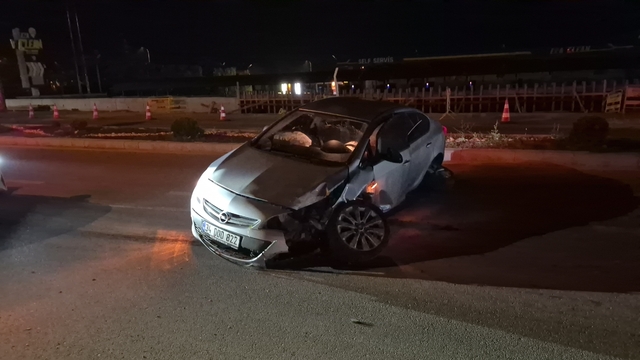 Eskişehir'de alkollü sürücünün kullandığı otomobil orta refüjdeki tabelayı devirdi
Sol tekerlekleri yerinden çıkan otomobil kullanılamayacak duruma geldi