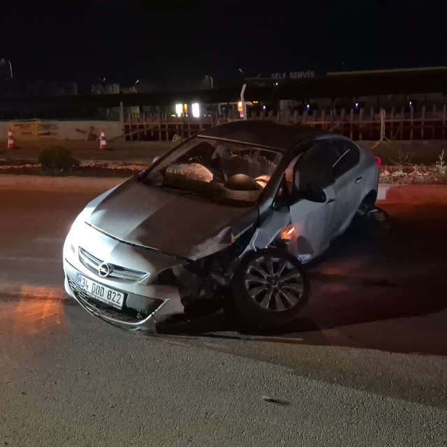Eskişehir'de alkollü sürücünün kullandığı otomobil orta refüjdeki tabelayı...
