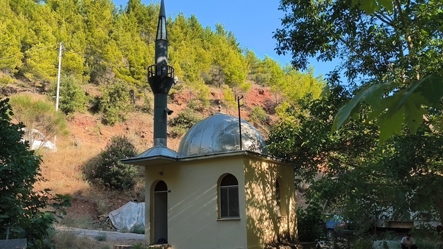 Mersin'de 9 metrekarelik cami dikkat çekiyor
Anamur ilçesinde yaklaşık 9 metrekarelik kullanım alanına sahip cami, küçük yapısına rağmen tek kubbesi, minaresi ve doğal güzelliklerle çevrili konumuyla bilinen cami özellikle vakit namazlarında bölgeden geçenlere hizmet veriyor