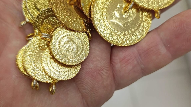 Bağışlanan kıyafetlerden 23 altın ile 6 bin 500 lira çıktı