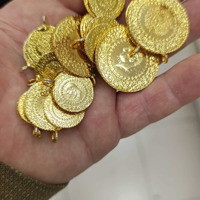 Bağışlanan kıyafetlerden 23 altın ile 6 bin 500 lira çıktı