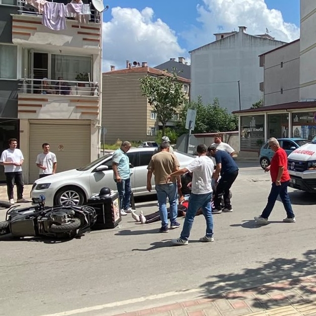 Kavşakta motosiklet ile elektrikli bisiklet çarpıştı: 2 yaralı