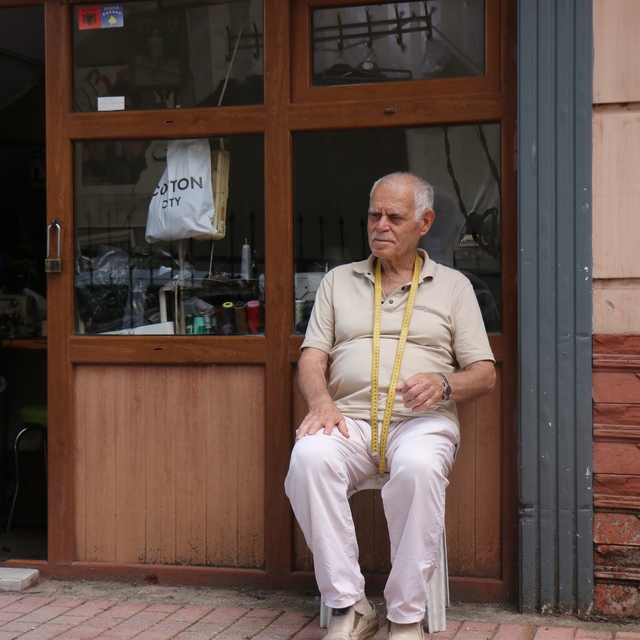 3 metrekarelik dükkanda konfeksiyona direniyor
85 yaşındaki terzi, 61 yıldı...