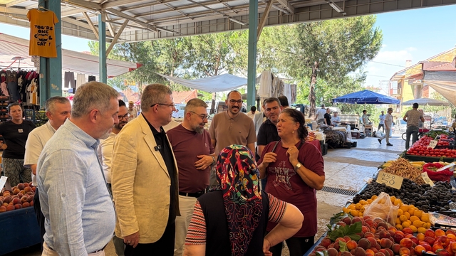 Denizli AK Parti Kayıhan Pazarının nabzını tuttu
Başkan Subaşıoğlu; "Her zaman sahada, vatandaşımızın yanındayız"