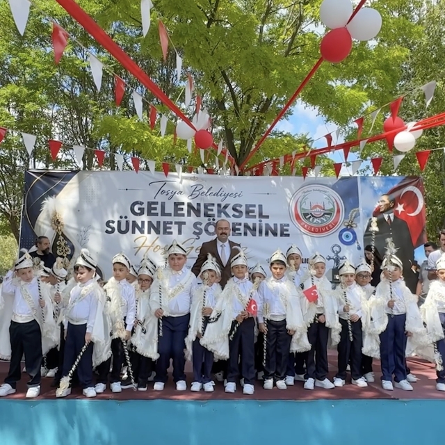 İlçedeki çocuklar toplu sünnet oldu, düzenlenen şenlikte doyasıya eğlendi
T...