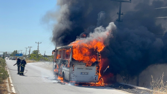 Antalya'da yolcu midibüsü alev alev yandı, sürücü yolcuları tahliye etti
Midibüs sürücüsü: "Tesellim kimsenin canının zarar görmemesi"