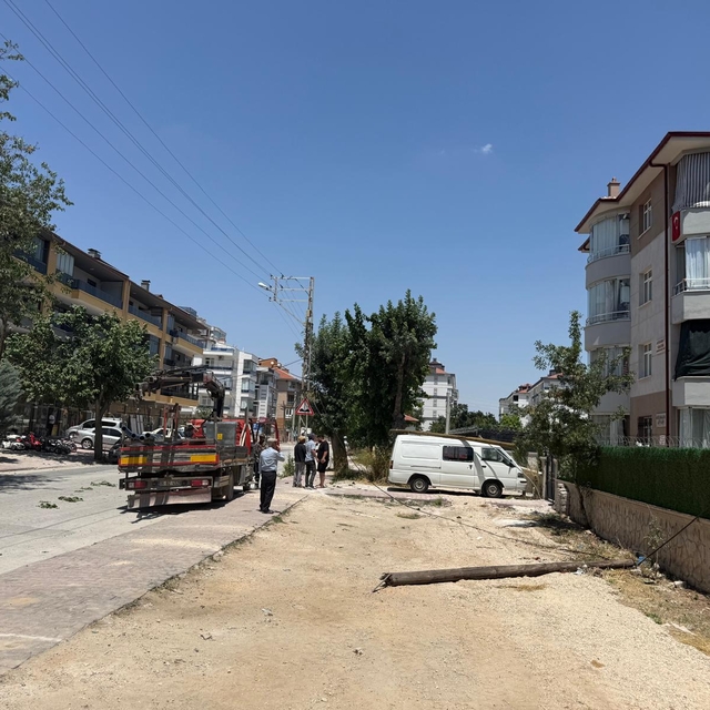 Vincin bomu telefon teline takıldı, devrilen direk minibüsün üzerine düştü
