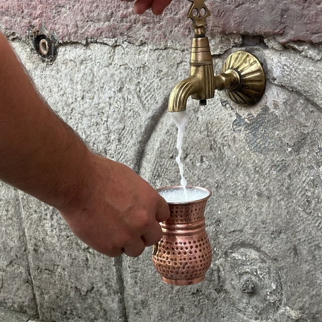 Çeşmelerden ayran aktı