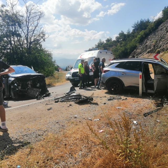 Tokat'ta otomobiller kafa kafaya çarpıştı: 10 yaralı