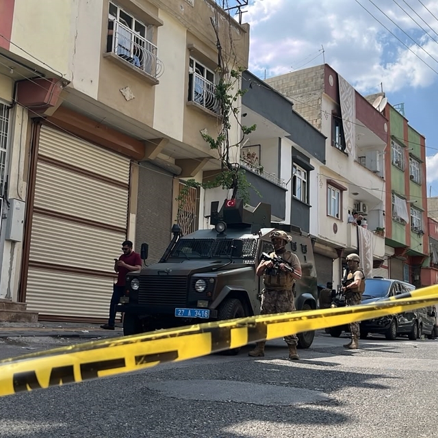 Yakalanacağını anlayınca kaçmaya çalışan şüpheliyi Özel Harekat ekipleri ya...