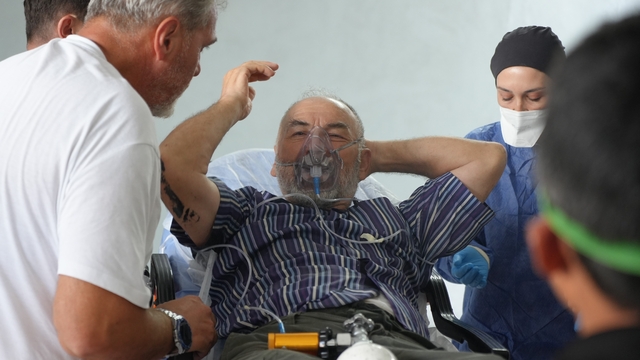 İnşaatın bodrum katına boya taşıyan 2 işçi kokudan baygınlık geçirdi
İşçilerden biri arkadaşları tarafından çıkarılırken, diğeri ekiplerin müdahalesiyle kurtarılarak hastaneye kaldırıldı