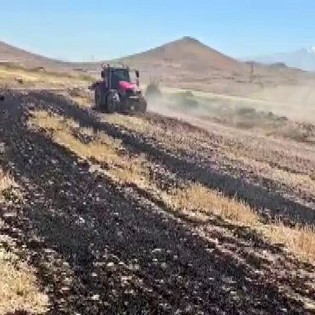 Yol çalışması yapan iş makinelerinin müdahalesi çıkan yangının büyümesini e...