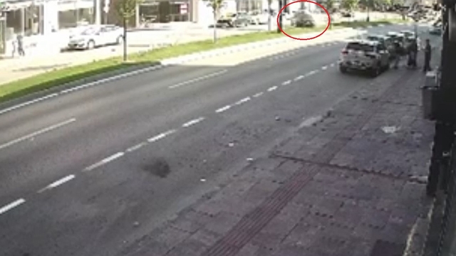 Refüjdeki ağaçlara ve aydınlatma direğine çarpan otomobilin takla attığı kaza kamerada: 2 yaralı