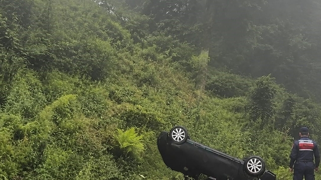 Trabzon'da otomobil uçuruma yuvarlandı: 2 Yaralı