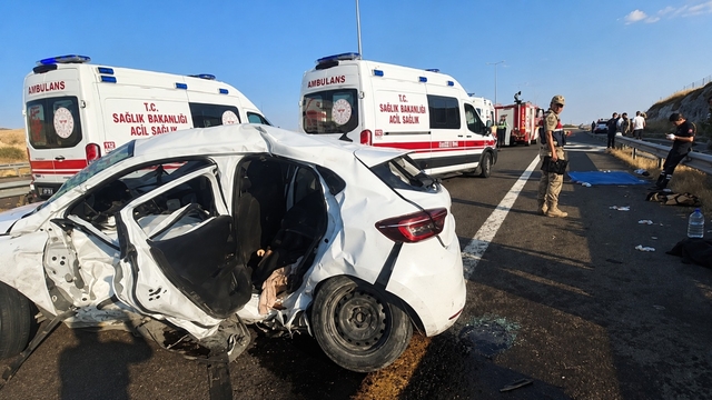 Şanlıurfa'da hafif ticari araç ile otomobil çarpıştı: 2 ölü, 9