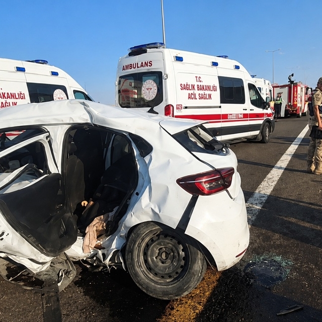 Şanlıurfa'da hafif ticari araç ile otomobil çarpıştı: 2 ölü, 9 yaralı