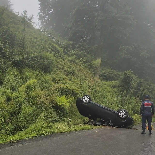 Trabzon'da otomobil uçuruma yuvarlandı: 2 Yaralı