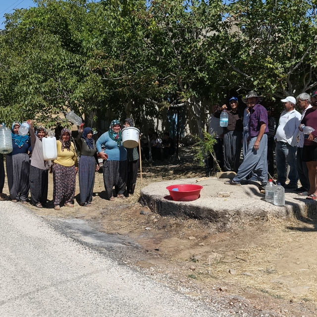 Mersin Silifke'de su sıkıntısı: Bidonlarla su taşıyan köylüler destek isted...