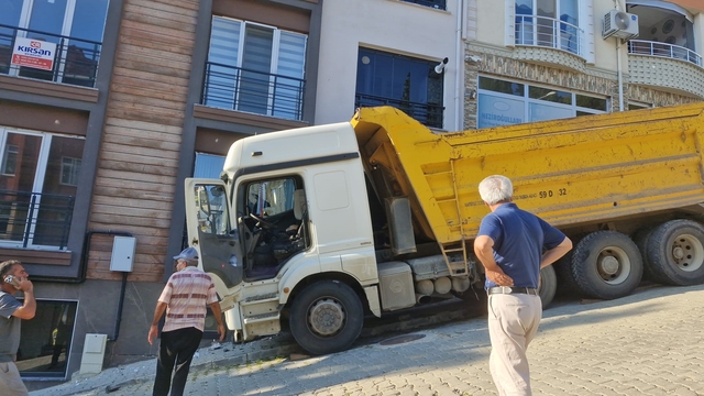 Freni boşalan kamyon eve çarptı: Mahalle sakinleri deprem oluyor sandı
Çocuklarıyla evden çıkacağı sırada büyük korku yaşadı