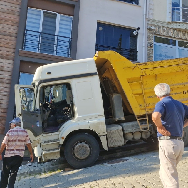 Freni boşalan kamyon eve çarptı: Mahalle sakinleri deprem oluyor sandı
Çocu...