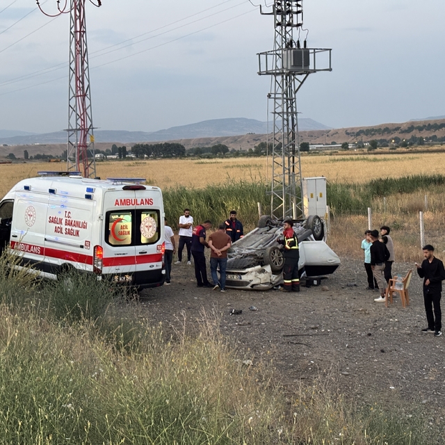 Bingöl'de otomobil takla attı: 3 yaralı