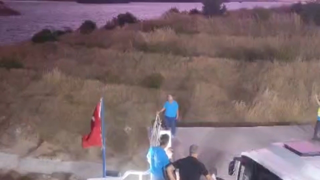 Elazığ'da fırtına etkili oldu: Feribot iskeleye yanaşamadı